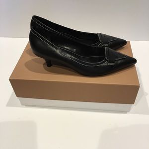 Slightly worn Gianni Bini black kitten heel pump